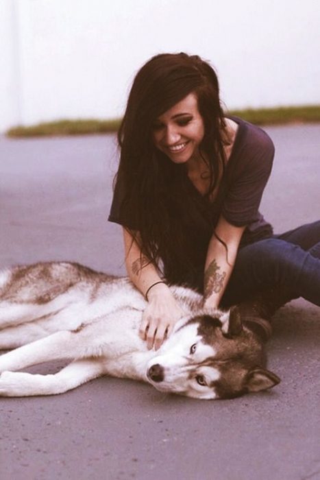 chica con su perrito