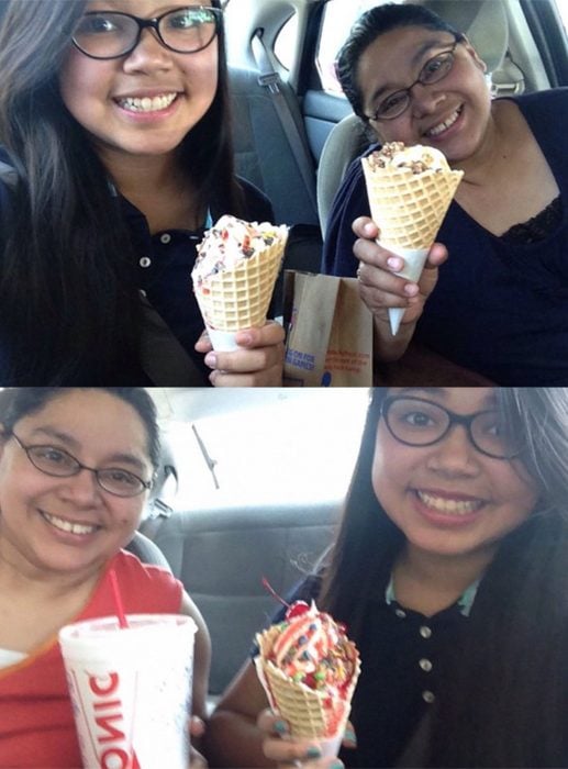 Madre e hija tomandose una foto mientras comen un helado 