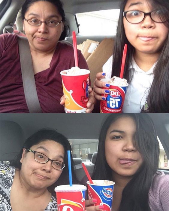 Chica tomandose una foto junto a su madre mientras toman una bebida 