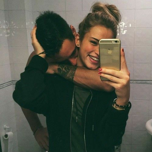 pareja tomándose una selfie
