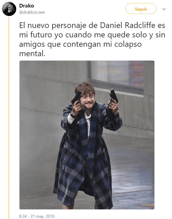 captura de pantalla twitter hombre con bata y pistolas