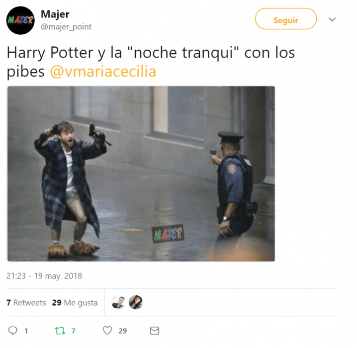 captura de pantalla twitter hombre con bata y pistolas