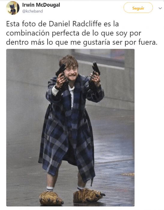 captura de pantalla twitter hombre con bata y pistolas