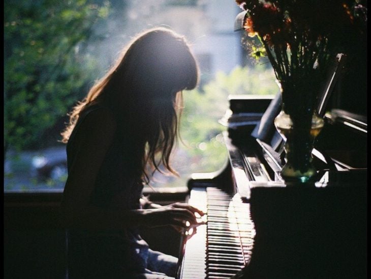 chica tocando el piano