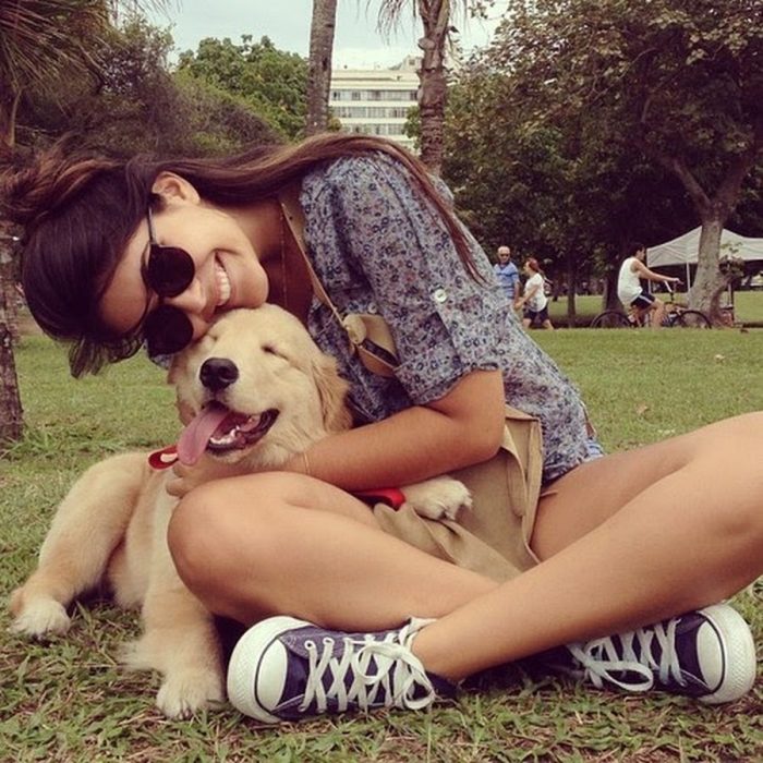 chica y su perro en el parque 