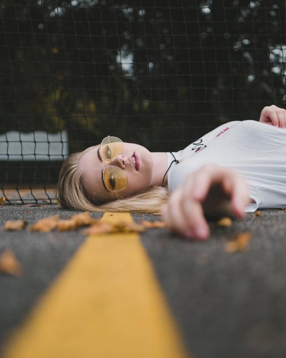 chica acostada en la calle