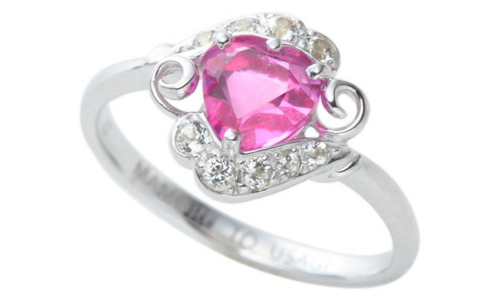 Anillo de piedra color rosa 