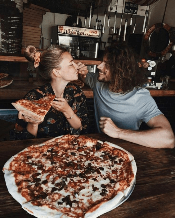 pareja de novios comiendo pizza