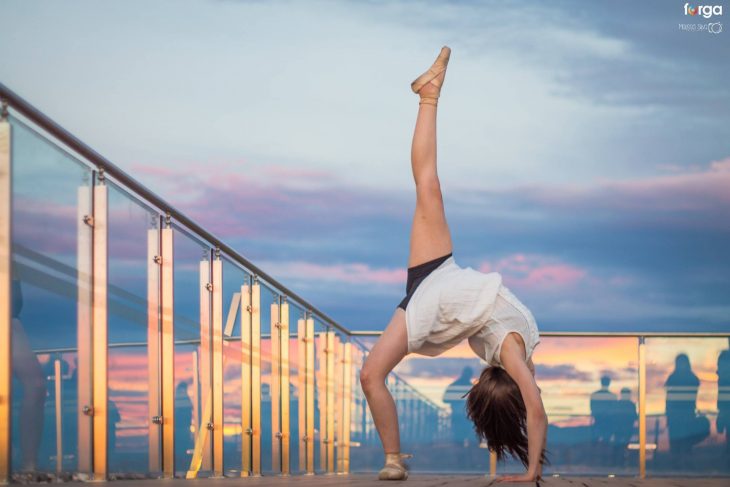 mujer de cabeza con pierna arriba bailarina