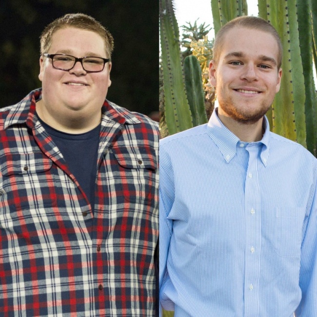 Hombre usando camisas a cuadros, sonriendo y mostrando sus fotos antes y después de bajar de peso