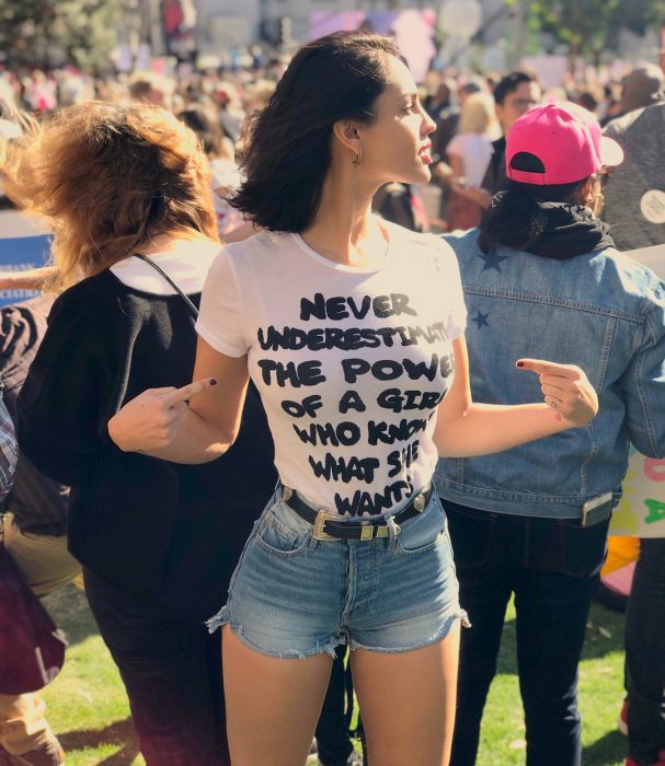 mujer con shorts playera con frase