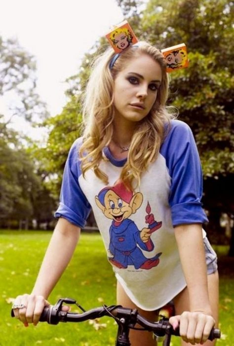 Muner rubia con playera azul