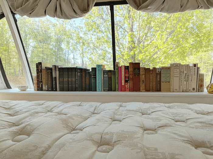 cama con una ventana y libros 