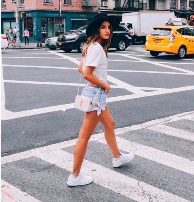 mujer caminando curzando la calle