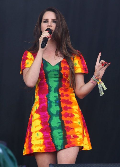 mujer con vestido corto de colores