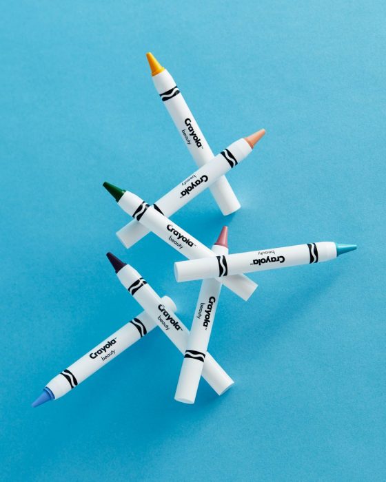 labiales en recipientes de crayolas 
