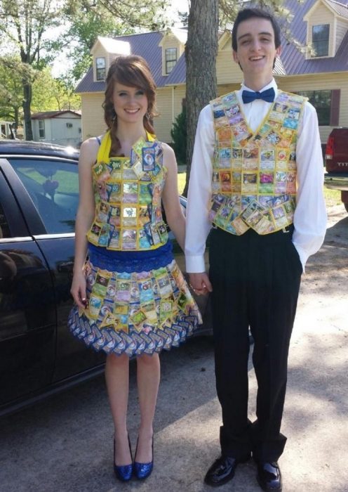 Pareja usando vestidos a juego hechos con cartas de Yu gi Oh