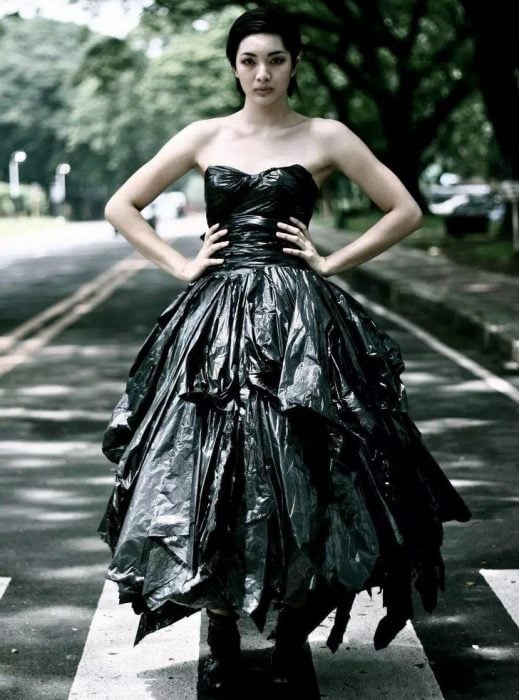 Chica usando un vestido hecho con bolsas de basura