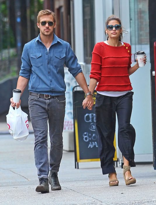 Eva mendez y ryan gosling caminando tomados de la mano