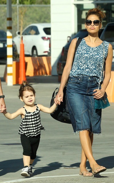 Eva mendes caminando de la mano de su hija