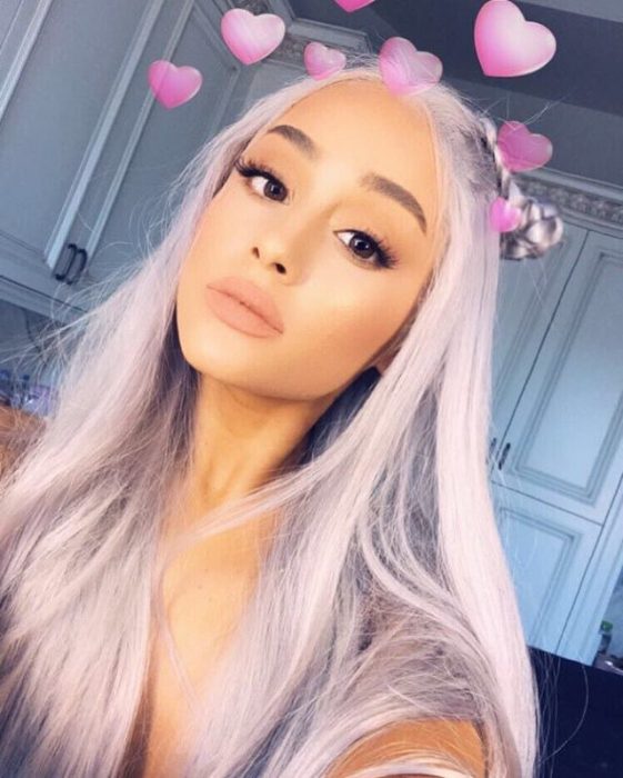 Ariana grande con el cabello rosa platinado 