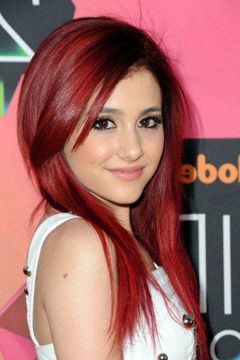 Ariana Grande con el cabello rojo