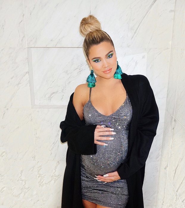 Khloe Kardashian embarazada con un vestido de brillos