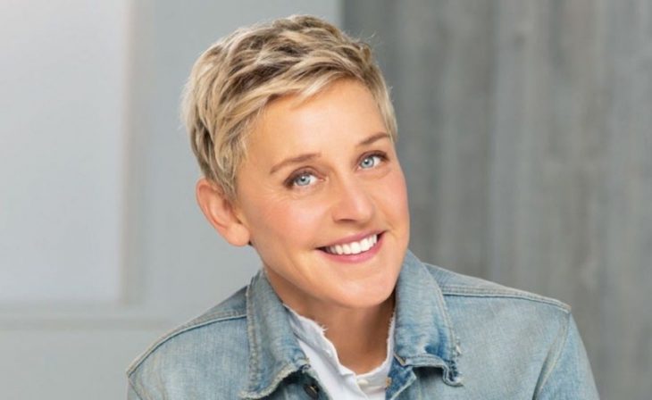 Ellen DeGeneres con camisa de mezclilla 