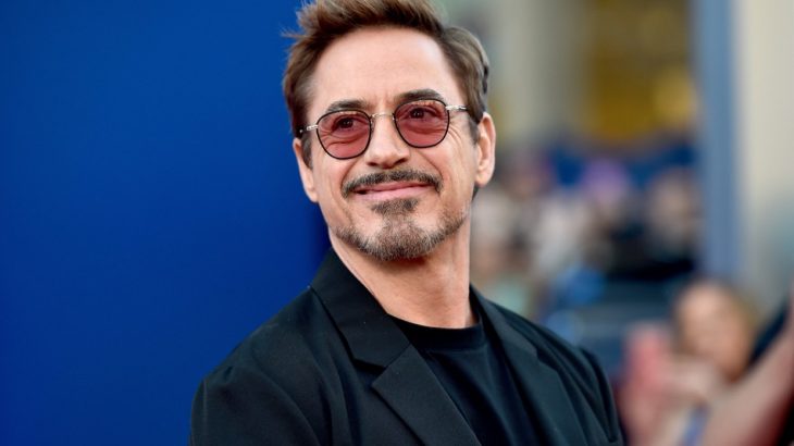 Robert Downey Jr. con gafas rojas 