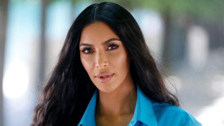 Kim Kardashian con cabello oscuro y ondulado