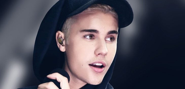 Justin Bieber con sudadera oscura y gorra deportiva negra
