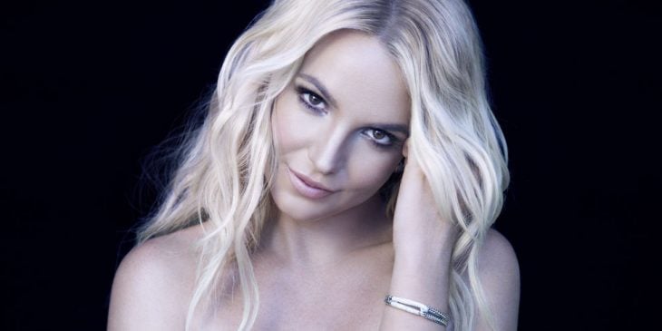 Britney Spears con cabello largo y rubio