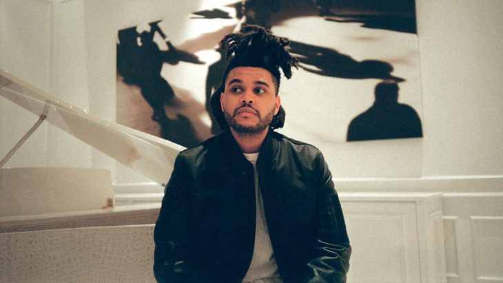 The Weeknd posando 