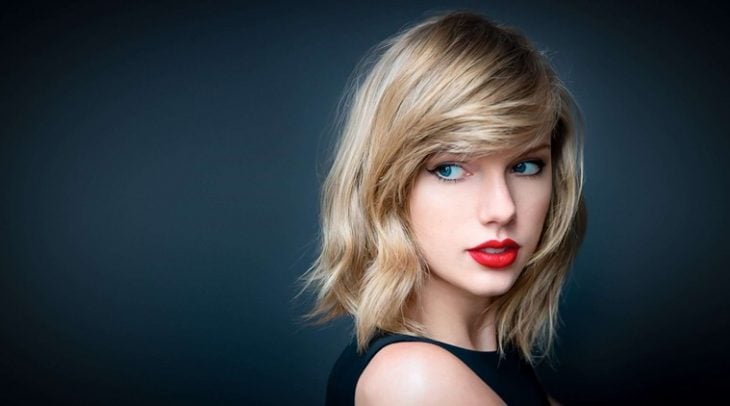 Taylor Swift con labios rojos 
