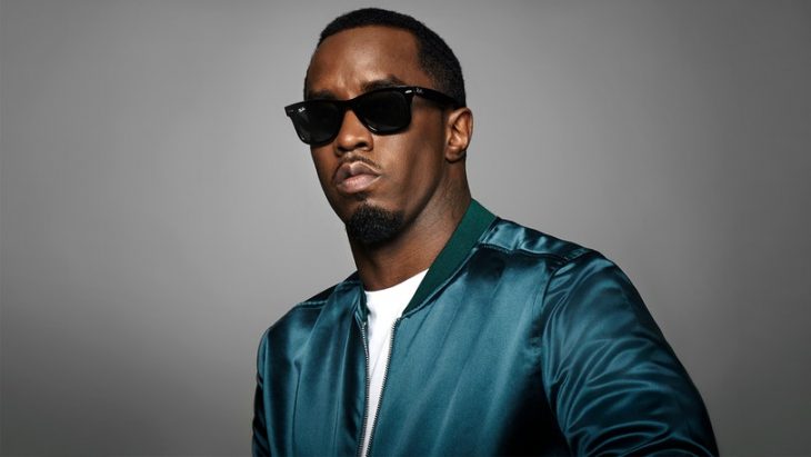 Diddy con sudadera azul rey y gafas negras