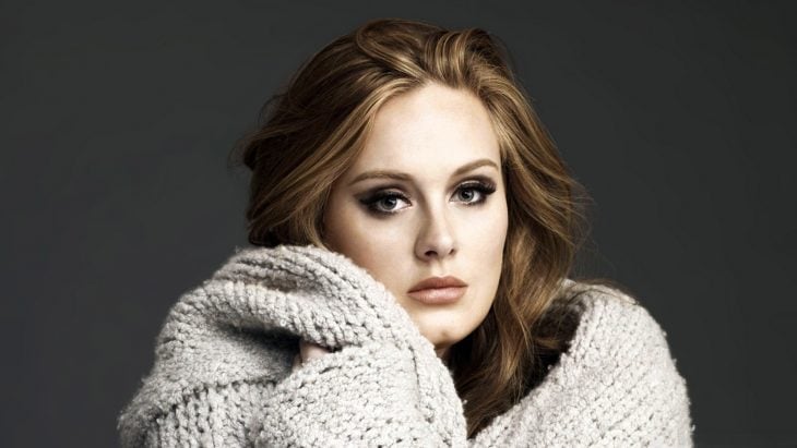 Adele usando suéter gris claro 