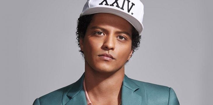 Bruno Mars con gorra blanca