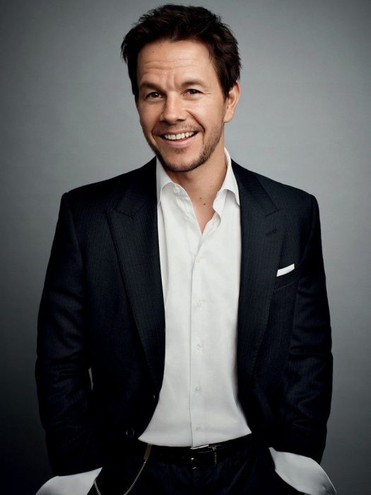 Mark Wahlberg con traje negro