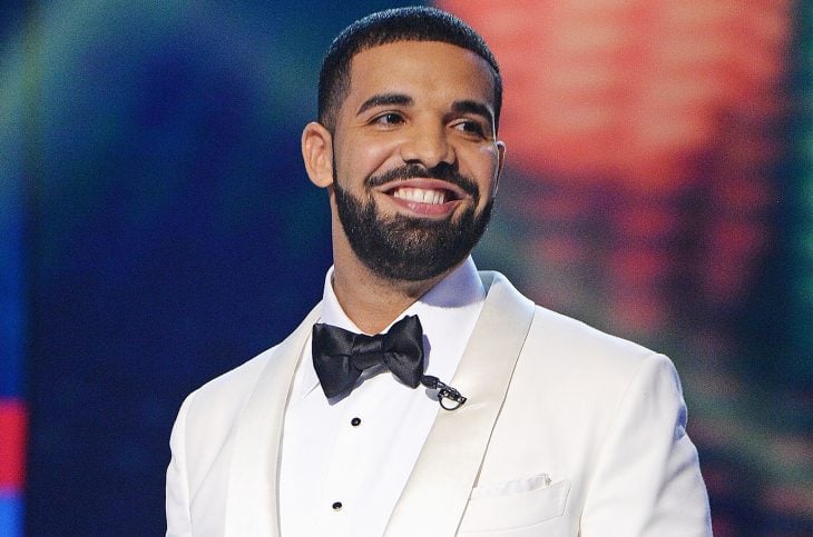 Drake con traje blanco 