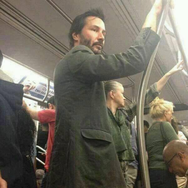 Keanu Reeves viajando en metro