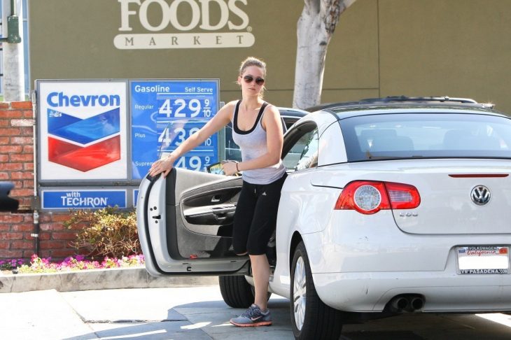 Jennifer Lawrence bajando de su auto