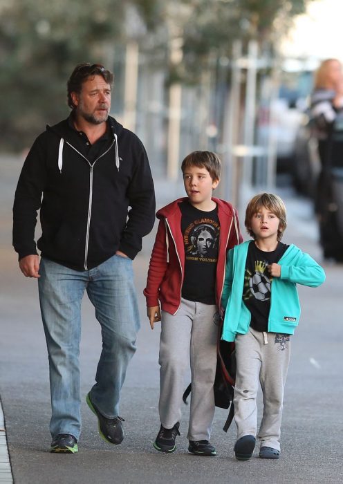 Russell Crow caminando junto a sus hijos