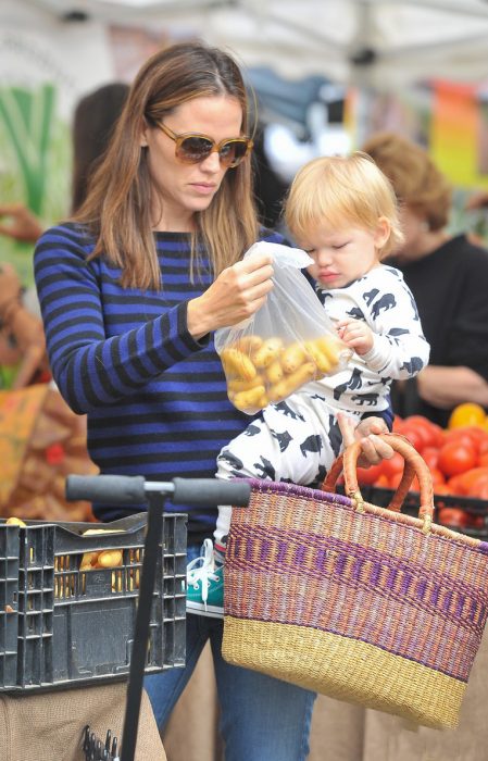 Jennifer Garner junto a sus hijos haciendo las compras