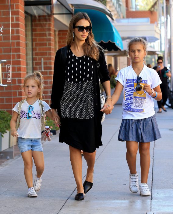 Jessica alba caminando de la mano de sus hijas 