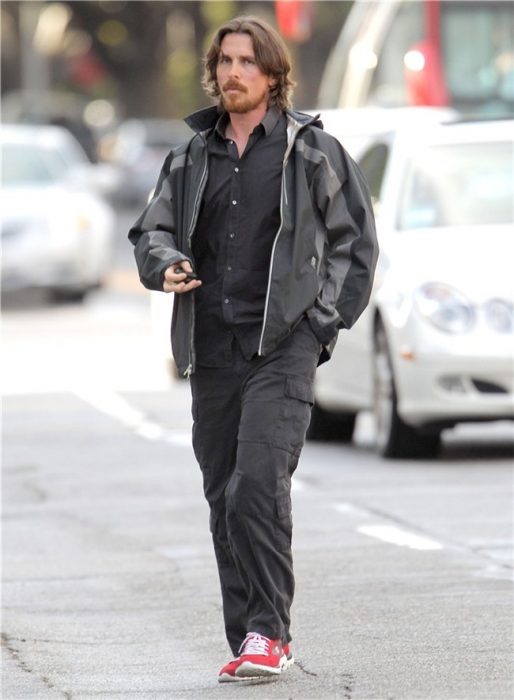 Christian Bale caminando por la calle 