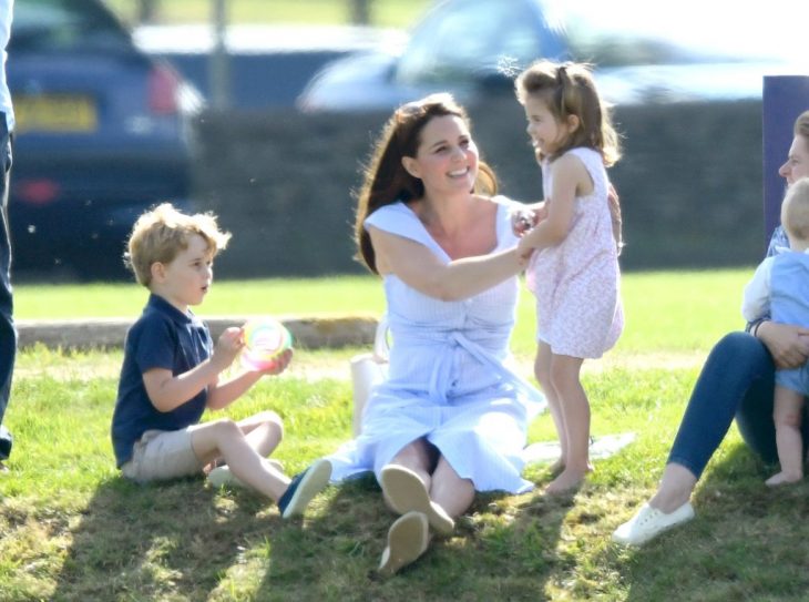 Kate Middleton jugando con sus hijos en un juego de polo 