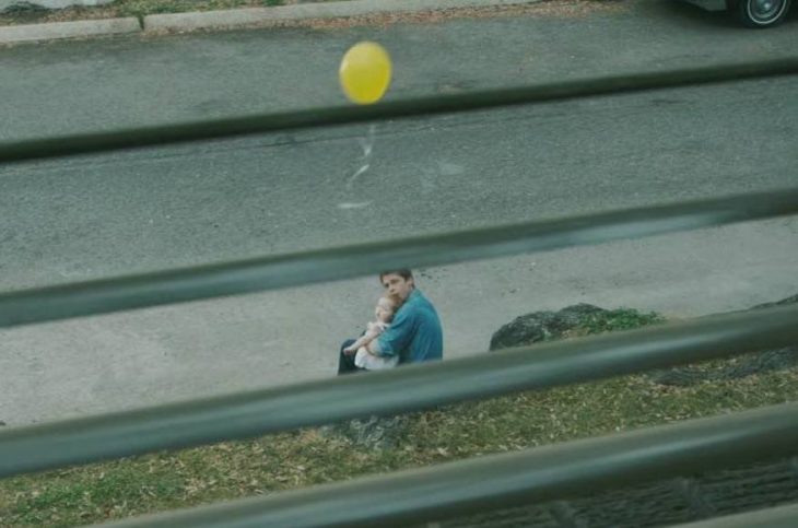 padre e hija jugando con un globo 