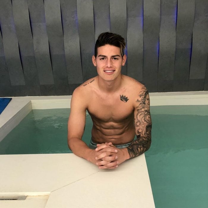 Futbolista James Rodríguez dentro de una piscina 