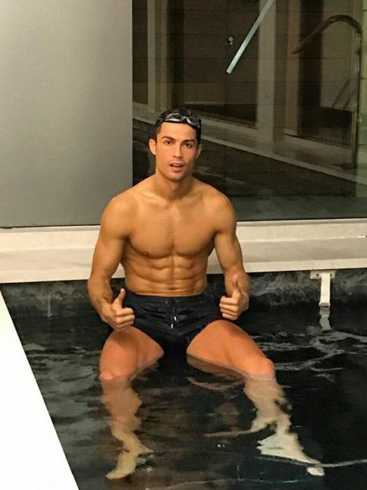 Futbolista Cristiano Ronaldo dentro de una piscina 