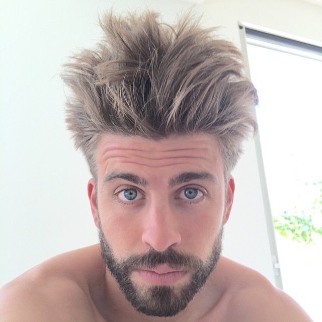 Gerard Piqué posando para las fotografías de una revista